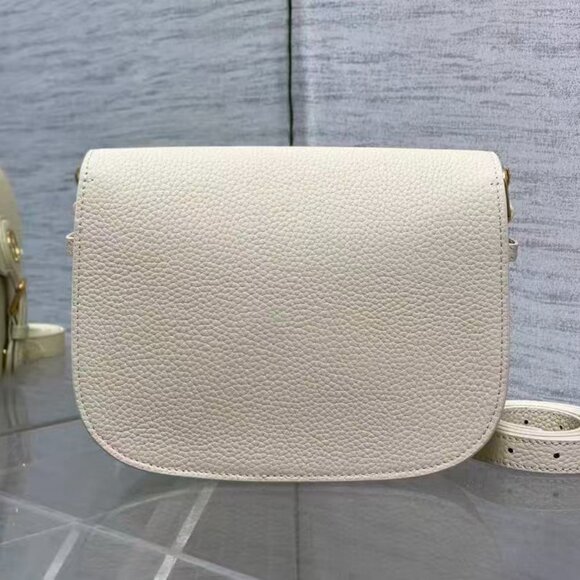 Classic DIOR Bag: A Stylish and Versatile Choice for Elegance - Picture 4 of 11